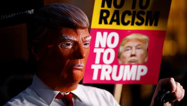 Manifestante com máscara do presidente Donald Trump: não ao racismo - Sputnik Brasil