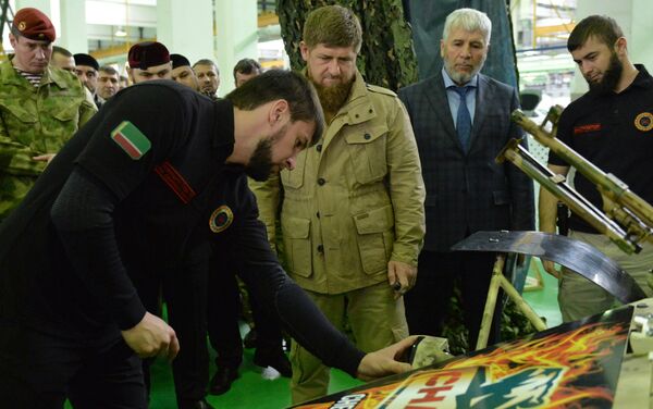 O chefe da Chechênia Ramzan Kadyrov durante a apresentação do todo-o-terreno militar Chaborz M-3, na usina produtora Chechenavto em 4 de março - Sputnik Brasil