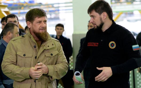 O chefe da Chechênia Ramzan Kadyrov durante a apresentação do todo-o-terreno militar Chaborz M-3, na usina produtora Chechenavto em 4 de março - Sputnik Brasil