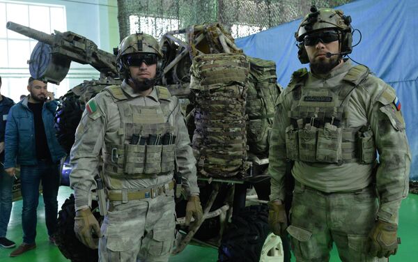 Militares chechenos durante a apresentação do todo-o-terreno militar Chaborz M-3, na usina produtora Chechenavto em 4 de março - Sputnik Brasil