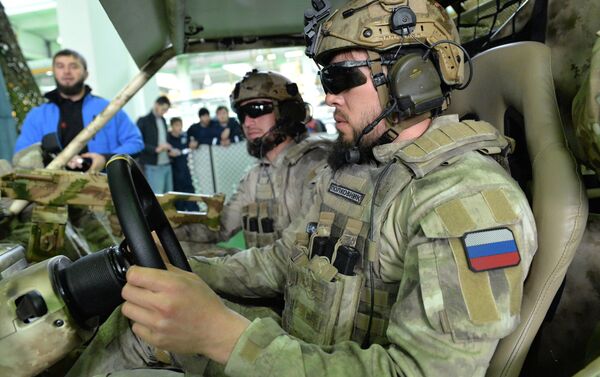 Militares chechenos durante a apresentação do todo-o-terreno militar Chaborz M-3, na usina produtora Chechenavto em 4 de março - Sputnik Brasil