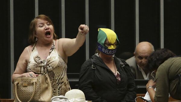 Demonstrantes nos protestos anticorrupção na Câmara dos deputados do Brasil. - Sputnik Brasil