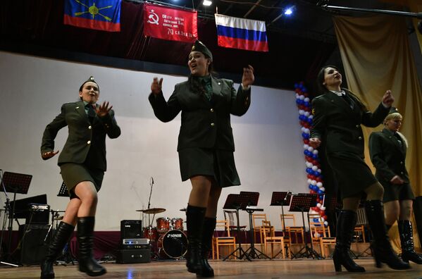 Participantes durante o concurso de beleza e profissional entre mulheres militares das forças de mísseis estratégicos - Sputnik Brasil