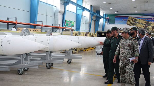 Hossein Dehqan, ministro da Defesa do Irã, visita o local de produção de mísseis Sayyad-2 (Arquivo) - Sputnik Brasil