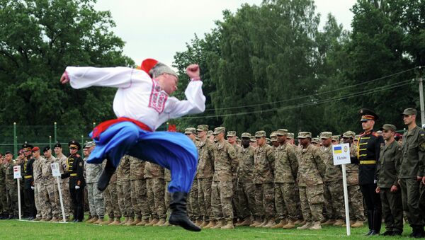Dança folclórica ucraniana em comemoração aos exercícios militares conjuntos entre os dois países no polígono de Yavoriv, no distrito de Lvov, Ucrânia - Sputnik Brasil