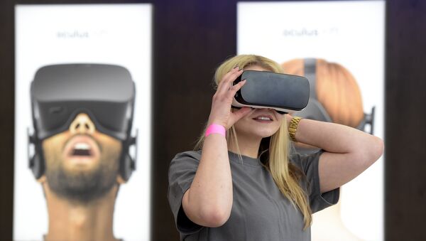 A woman uses a virtual reality device. - Sputnik Brasil