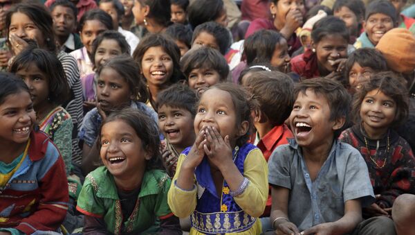 Jan. 17, 2017 photo, impoverished Indian children watch a performance as part of advocacy against child labor in Allahabad, India - Sputnik Brasil