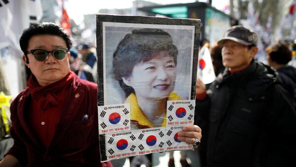 Apoiador da agora ex-presidente da Coreia do Sul, Park Geun-hye, participam de um protesto diante da decisão do Tribunal Constitucional sobre o impeachment de Park perto do Tribunal Constitucional em Seul, Coréia do Sul, 10 de março de 2017. REUTERS / Kim Hong-Ji - Sputnik Brasil