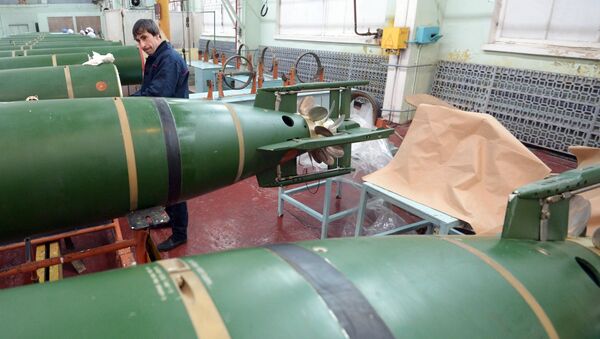 Funcionário no momento de trabalho na Fábrica Dagdizel, em Kaspiysk - Sputnik Brasil