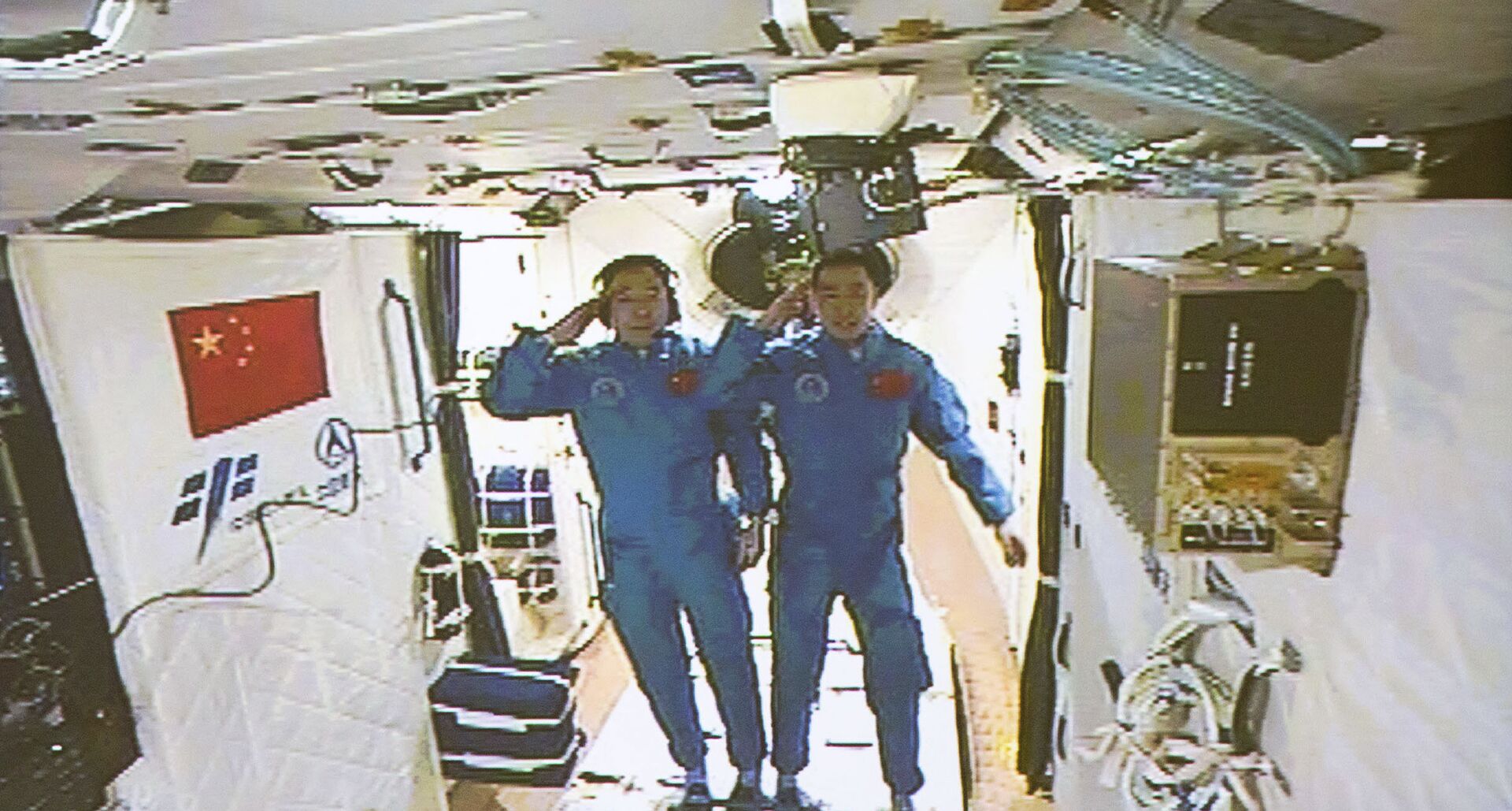 Astronautas chineses Jing Haipeng (à esquerda) e Chen Dong no laboratório espacial Tiangong 2, em 18 de outubro de 2016 - Sputnik Brasil, 1920, 24.11.2022