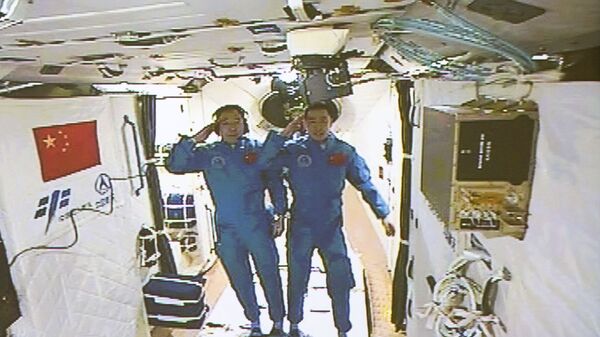 Astronautas chineses Jing Haipeng (à esquerda) e Chen Dong no laboratório espacial Tiangong 2 - Sputnik Brasil