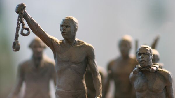 Uma maquete de uma estátua comemorativa dos africanos escravizados cujas vidas foram perdidas durante o tráfico de escravos. A estátua é erguida em Hyde Park, Londres - Sputnik Brasil