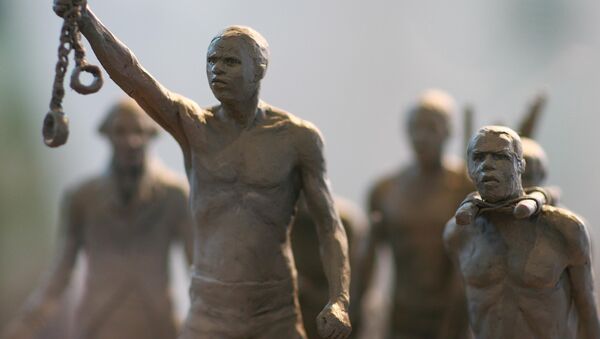 Uma maquete de uma estátua comemorativa dos africanos escravizados cujas vidas foram perdidas durante o tráfico de escravos. A estátua é erguida em Hyde Park, Londres - Sputnik Brasil