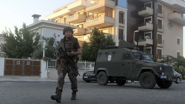 Un policía patrulla las calles en la ciudad turca de Marmaris - Sputnik Brasil