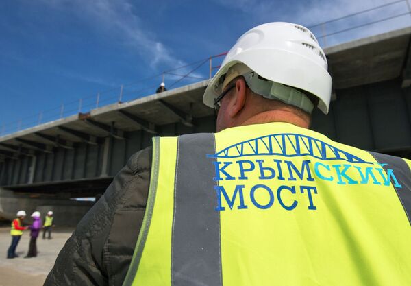 Funcionário durante a construção da Ponte da Crimeia - Sputnik Brasil