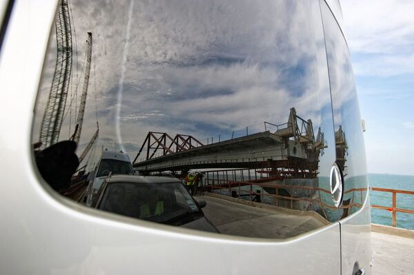 Construção da rodovia é refletida no vidro de um carro - Sputnik Brasil