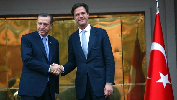 Primeiro-ministro da Turquia, Recep Tayyip Erdogan, cumprimenta o primeiro-ministro da Holanda, Mark Rutte, em Ancara (Arquivo) - Sputnik Brasil