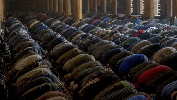 Muçulmanos em prece na mesquita - Sputnik Brasil