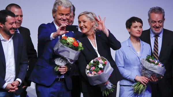 France's National Front leader Marine Le Pen and Netherlands' Party for Freedom (PVV) leader Geert Wilders take a Selfie during a European far-right leaders meeting to discuss about the European Union, in Koblenz, Germany, January 21, 2017 - Sputnik Brasil