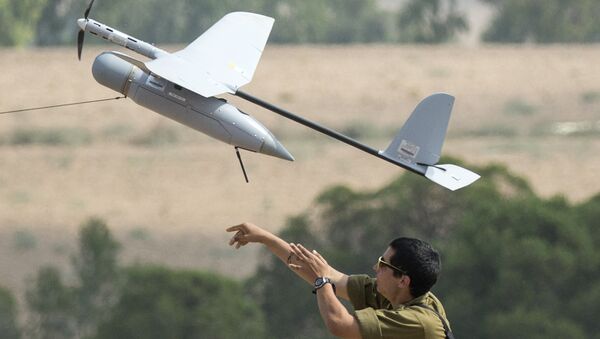 Soldado israelense lança drone Skylark I usado em operações da inteligência - Sputnik Brasil