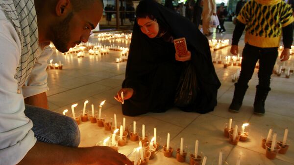 Iraquianos participam de uma vigília à luz de velas no santuário de Imam Ali, na cidade central do Iraque de Najaf, em 27 de fevereiro de 2015, em memória das vítimas muçulmanas e cristãs mortas pelo Estado Islâmico - Sputnik Brasil
