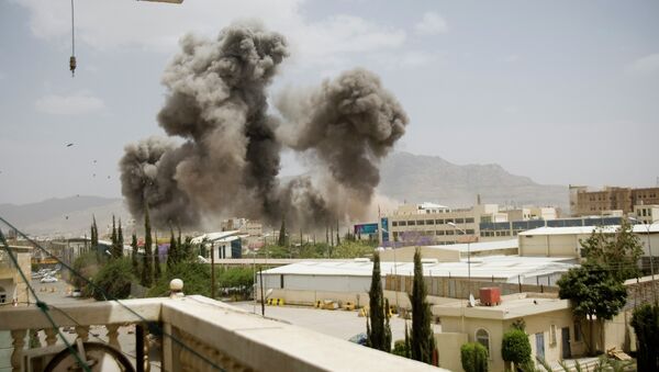 Explosão após um ataque aéreo da Arábia Saudita em Sanaa, capital do Iêmen - Sputnik Brasil