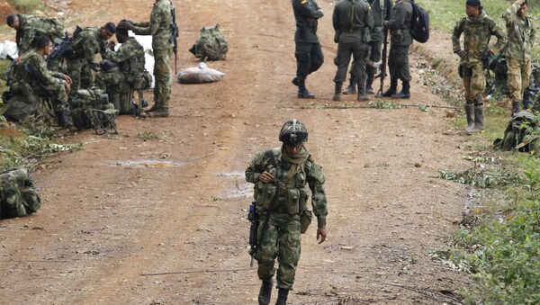 Soldados colombianos acampados perto do local do ataque das FARC contra tropas do exército, em Cauca - Sputnik Brasil