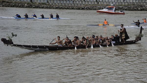 Príncipe Harry da Grã-Bretanha passeia em um waka (canoa maori de guerra) pelo rio de Whanganui durante uma visita a Whanganui em 14 de maio de 2015. - Sputnik Brasil