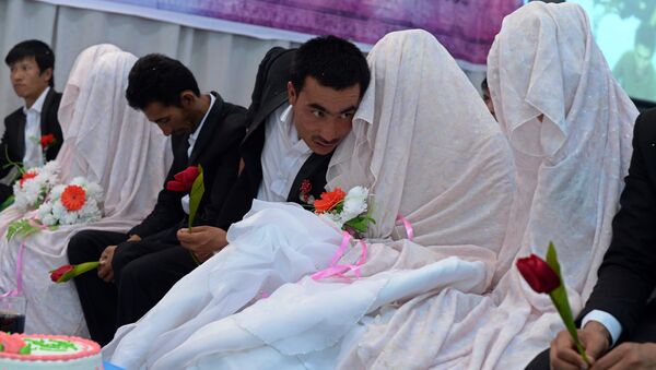 In this photograph taken on October 10, 2014, an Afghan groom (C) talks with his bride during a mass wedding ceremony in which one hundred couples were married on the outskirts of Kabul - Sputnik Brasil