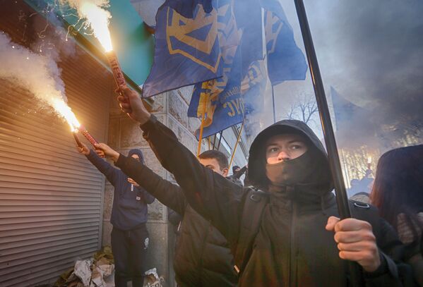 Membros do partido ucraniano Natsionalny Korpus (Corpo Nacional) na entrada da filial de um banco russo em Kiev - Sputnik Brasil