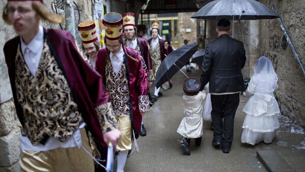 Judeus ultraortodoxos durante festejo religioso Purim em Jerusalém - Sputnik Brasil
