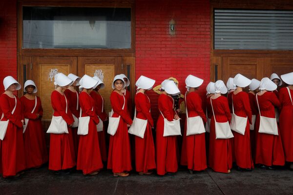 Mulheres vestidas como criadas promovem a telenovela Contos de Criada em Austin, EUA - Sputnik Brasil