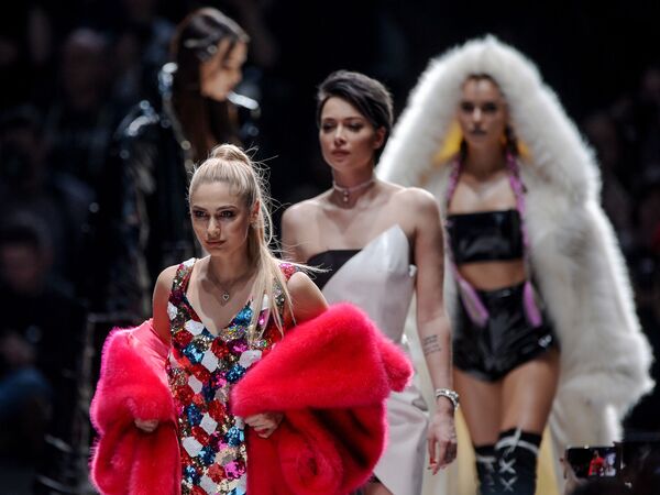 Atriz russa Natalyia Rudova durante a Mercedes-Benz Fashion Week em Moscou - Sputnik Brasil