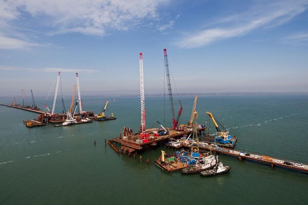 Construção da rodovia através do estreito de Kerch, no mar de Azov - Sputnik Brasil