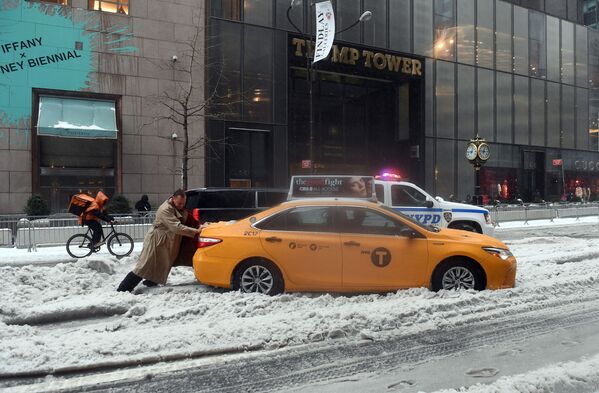 Carro atascado em neve no meio de uma rua em Nova York - Sputnik Brasil