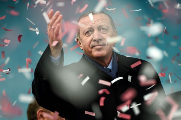 Presidente turco Recep Tayyip Erdogan durante um comício na Turquia - Sputnik Brasil