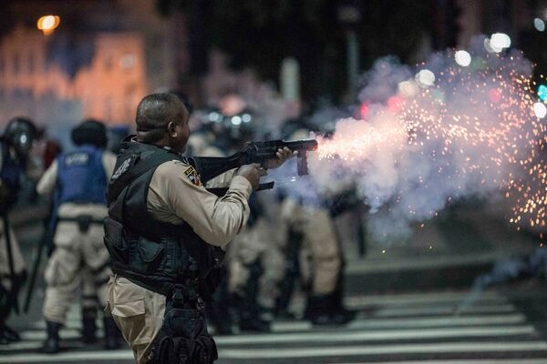 Policiais brasileiros durante confrontos com participantes de manifestações contra a reforma do sistema de pensões no Rio de Janeiro - Sputnik Brasil