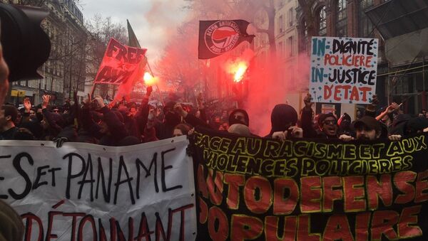 Manifestantes desfilam pelas ruas de Paris em protesto contra a violência policial e o racismo - Sputnik Brasil