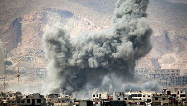 Fumaça após ataques aéreos da Força Aérea síria no leste de Damasco - Sputnik Brasil
