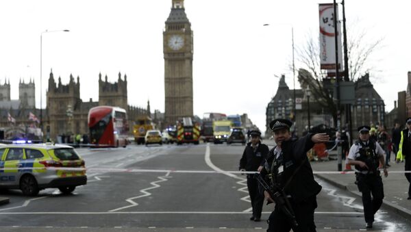 Polícia britânica guarda o lado sul da ponte de Westminster, perto do prédio do parlamento do Reino Unido, onde ocorreu um tiroteio e um atropelamento que feriram pelo menos 17 pessoas - Sputnik Brasil