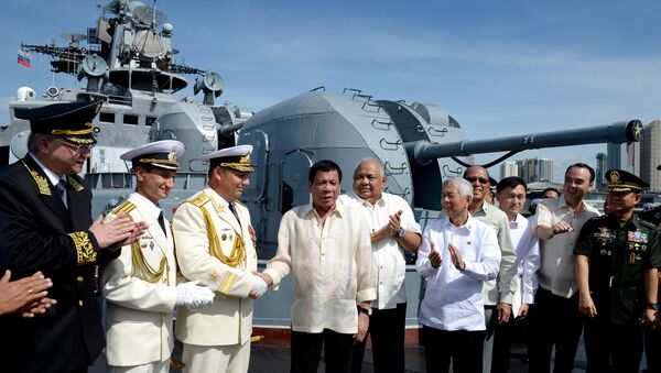 Philippine President Rodrigo Duterte (4th L) shakes hands with Russia's Rear Admiral Eduard Mikhailov at the anti-submarine navy ship Admiral Tributs at the south pier in Metro Manila, Philippines January 6, 2017 - Sputnik Brasil