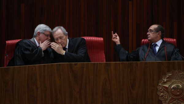 Rodrigo Janot (esq.), Ricardo Lewandowski e Gilmar Mendes na posse deste último na Presidência do TSE - Sputnik Brasil