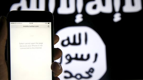 An unloaded Twitter website is seen on a phone without an internet connection, in front of a displayed ISIS flag in this photo illustration in Zenica, Bosnia and Herzegovina, February 3, 2016 - Sputnik Brasil