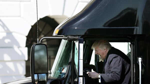 Donald Trump dirige um caminhão. Março, 23, 2017 - Sputnik Brasil