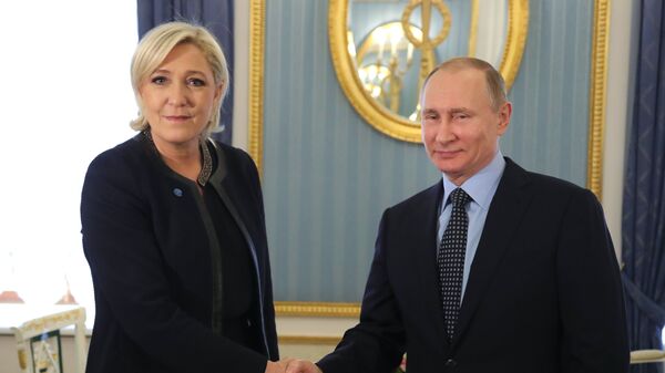 A candidata presidencial de extrema-direita da França Marine Le Pen e o presidente russo, Vladimir Putin, durante encontro em 24 de março de 2017. - Sputnik Brasil