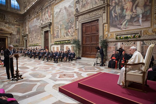 Paolo Gentiloni, primeiro-ministro da Itália, discursa na presença do papa Francisco - Sputnik Brasil