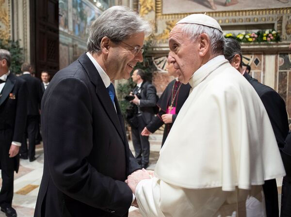 Premier italiano e chefe da Igreja Católica conversam durante cerimônia no Vaticano - Sputnik Brasil