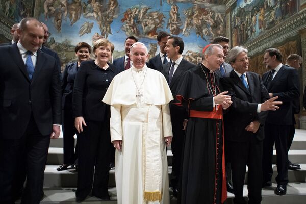 Francisco sorri para foto ao lado da chanceler da Alemanha, Angela Merkel - Sputnik Brasil