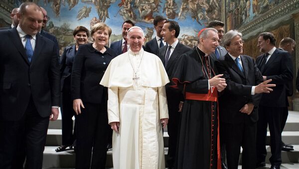 Francisco sorri para foto ao lado da chanceler da Alemanha, Angela Merkel - Sputnik Brasil