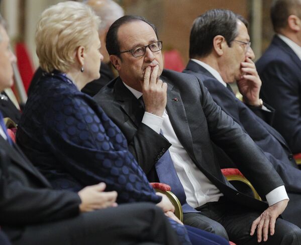 O presidente francês, François Hollande, conversa com a presidente da Lituânia, Dalia Grybauskaite, enquanto aguarda a chegada do pontífice - Sputnik Brasil